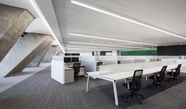该工作室位于蒙特利尔翻修后的奥林匹克塔内，整层楼都摆放着白色办公桌