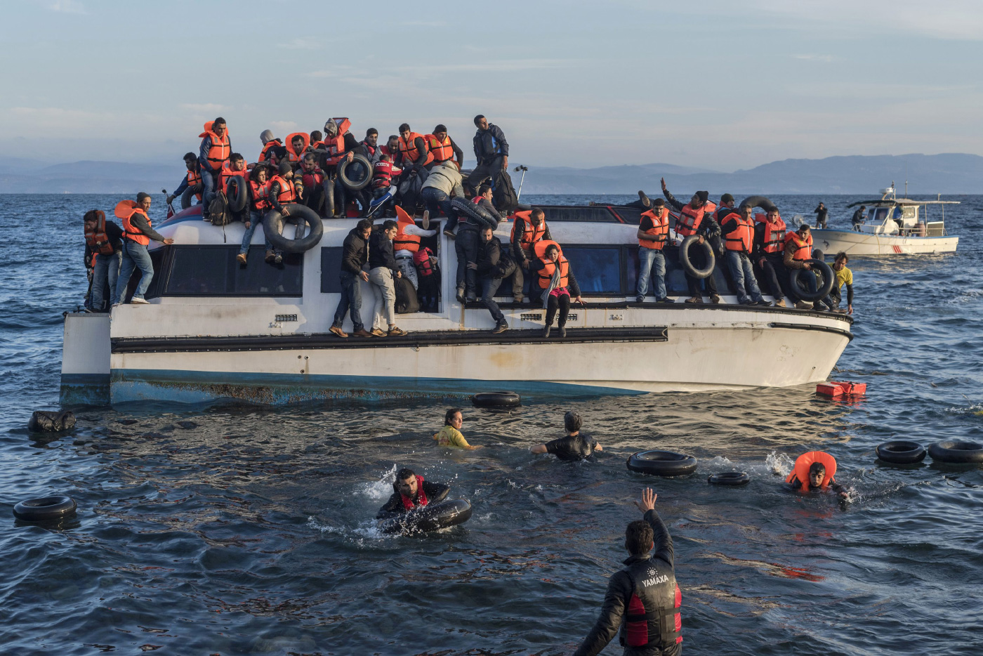 难民乘船抵达希腊爱琴海群岛