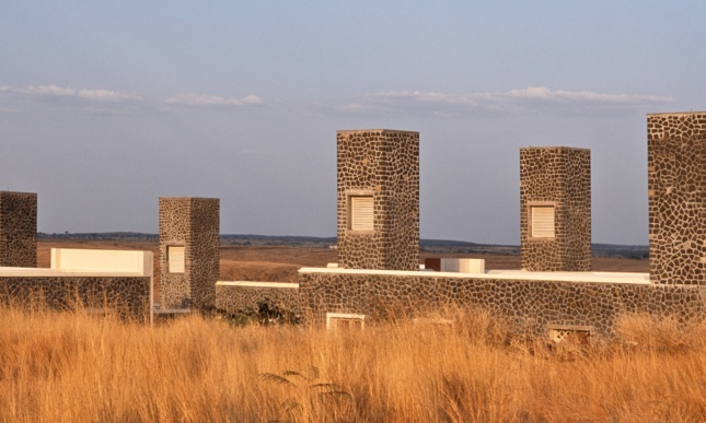 石塔:平原上由石砌成的低矮尖塔建筑群