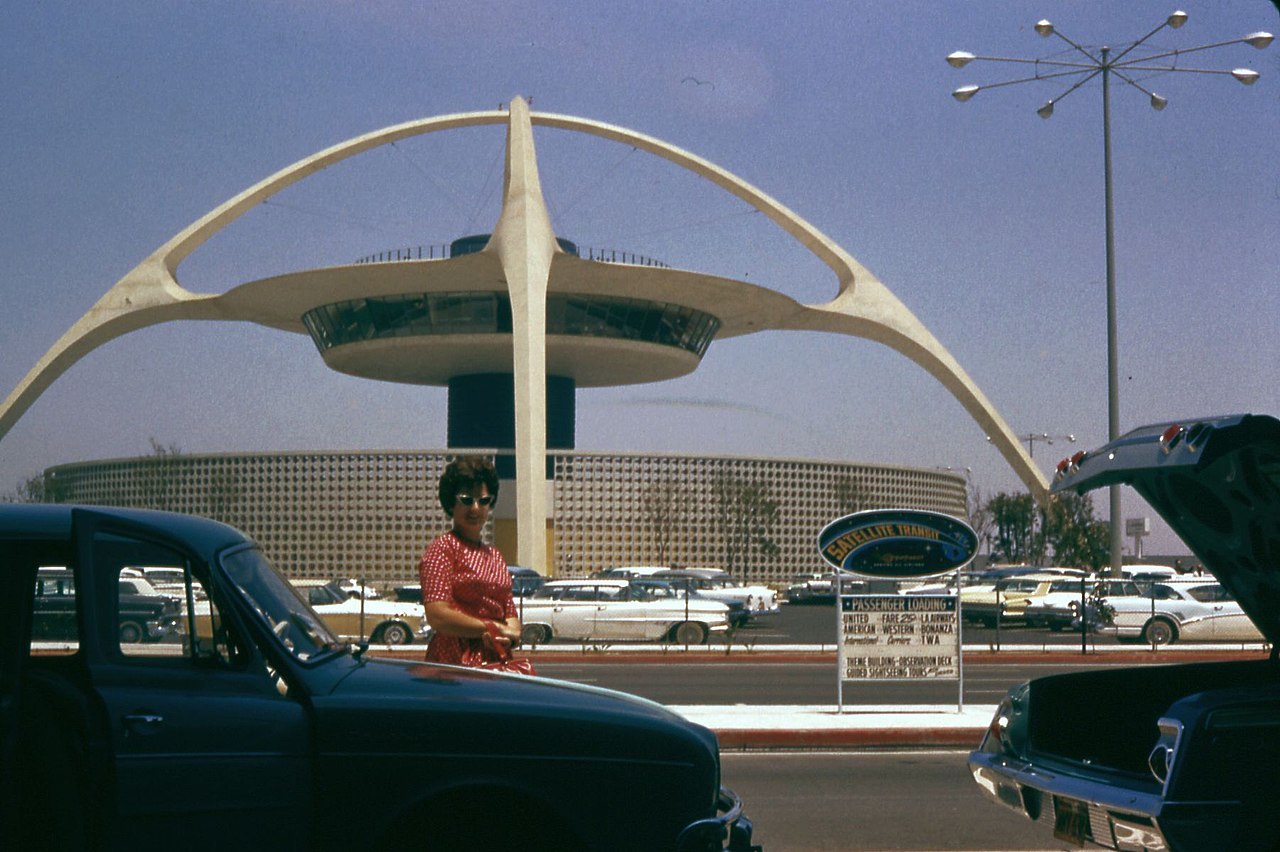 洛杉矶国际机场的主题建筑，由混凝土墩支撑的中心板