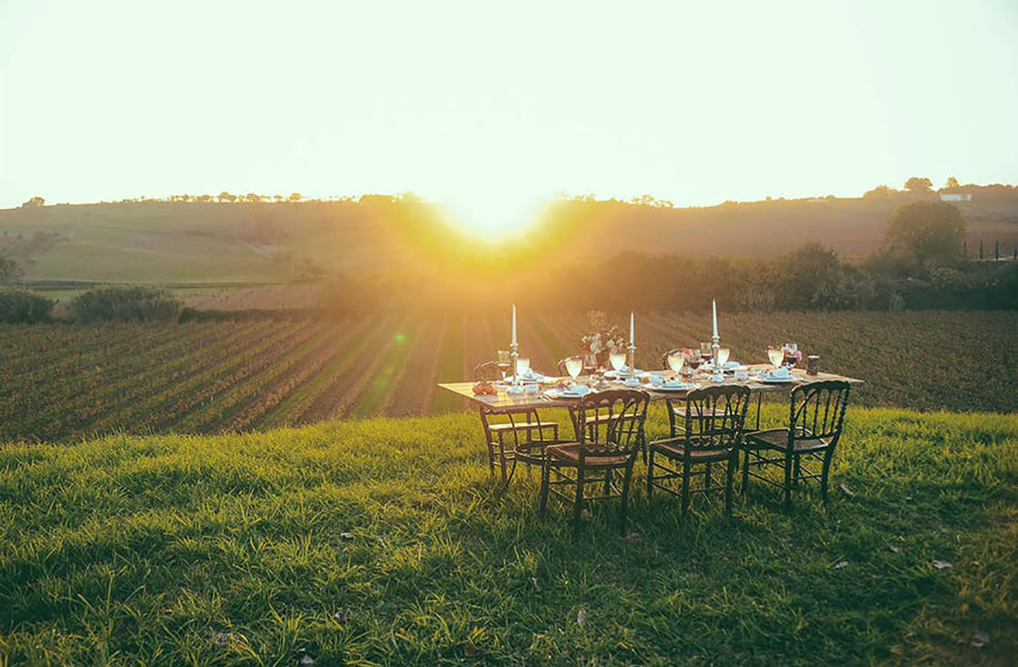 日落时分俯瞰葡萄园的餐桌