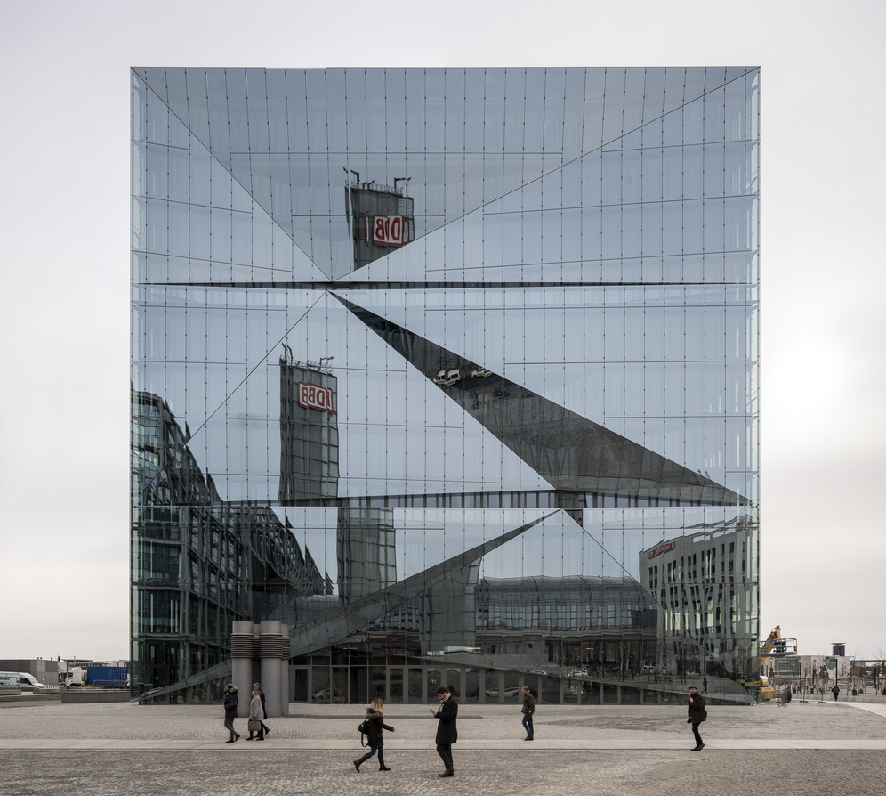 玻璃建筑后面的人站立和行走在柏林的立方体