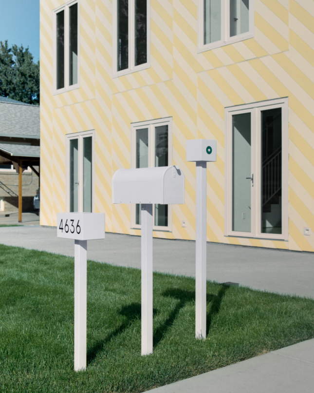 独立建筑设计的黄色住宅前的邮箱