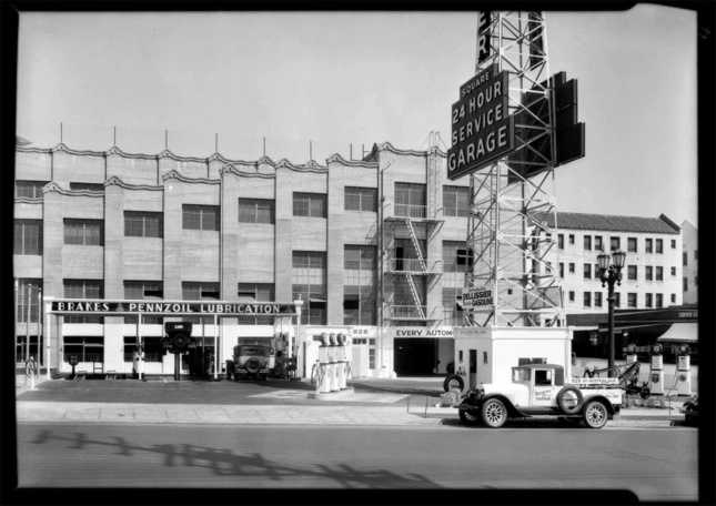 阶梯式停车场的黑白历史照片