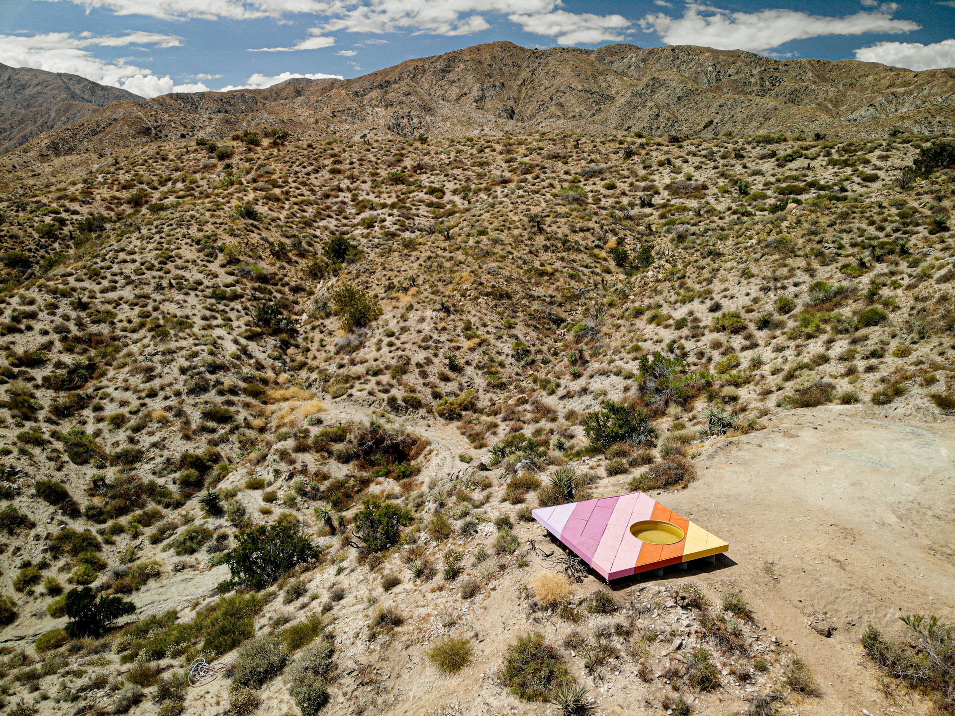 一个有沙漠的巨大山谷，和一个彩色的板装置