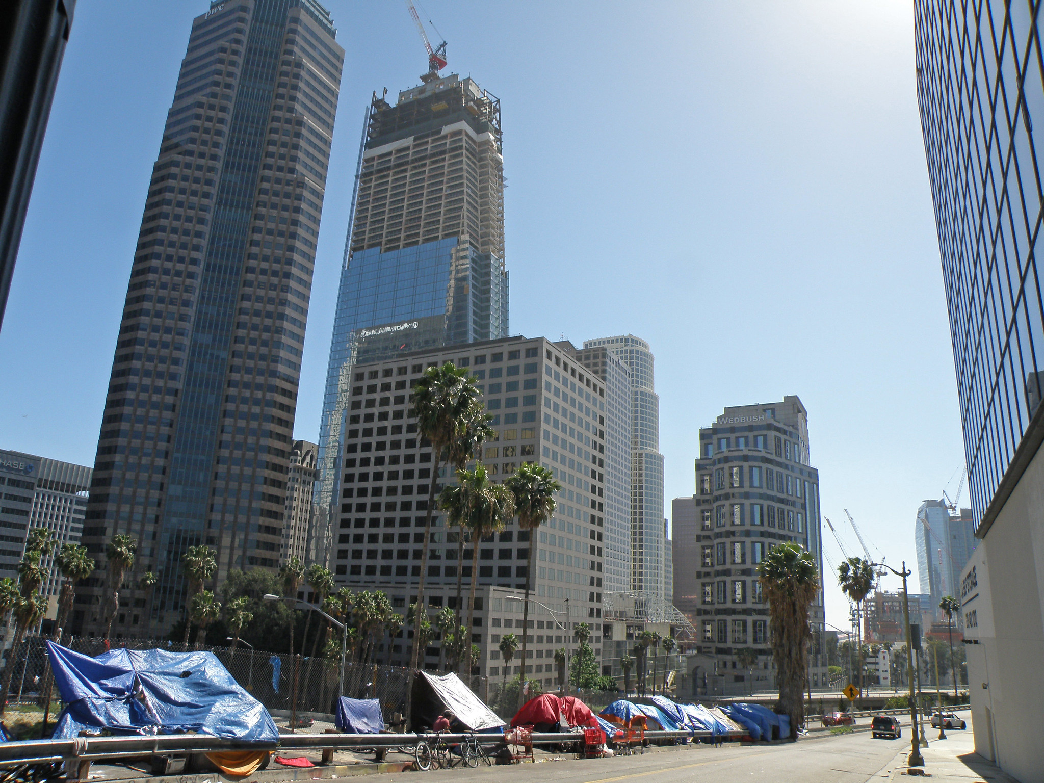 帐篷映衬着洛杉矶的天际线