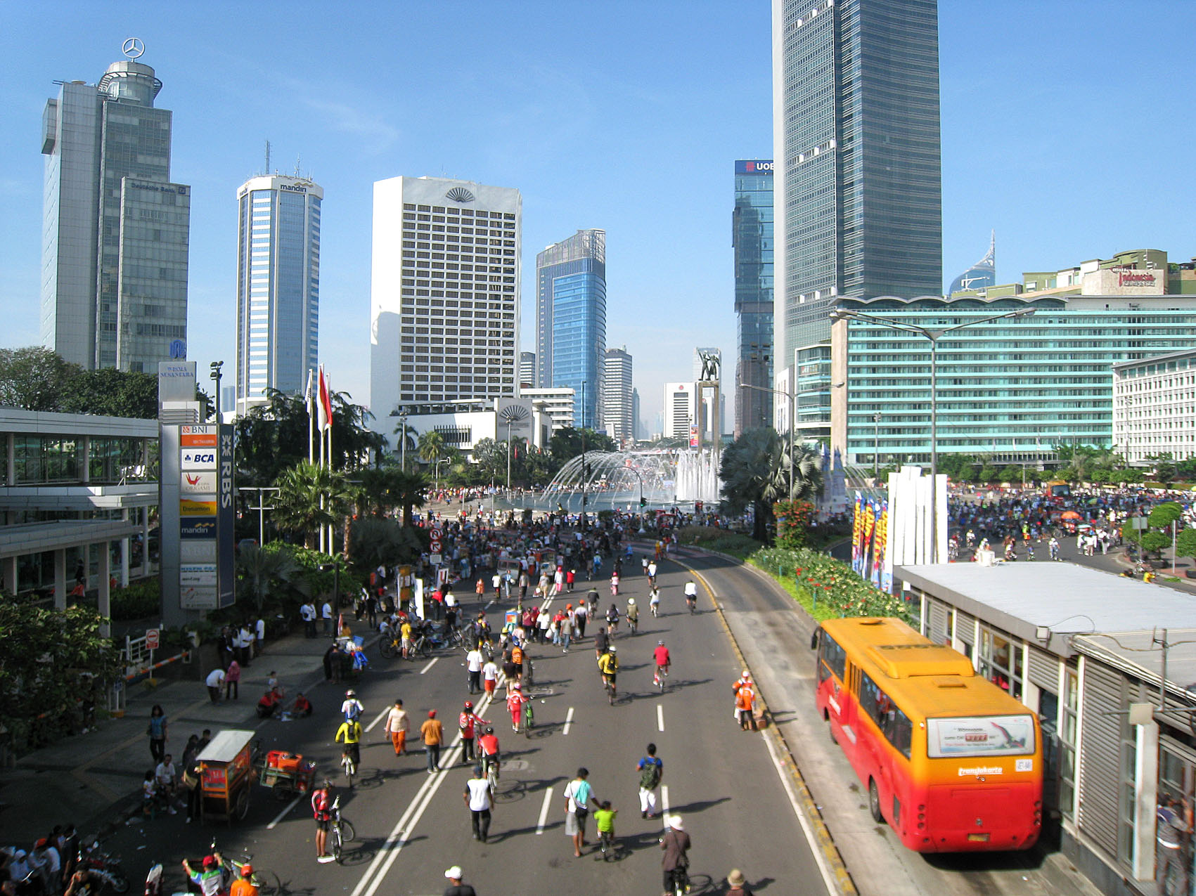 街上的人与摩天大楼在远处;雅加达,印度尼西亚