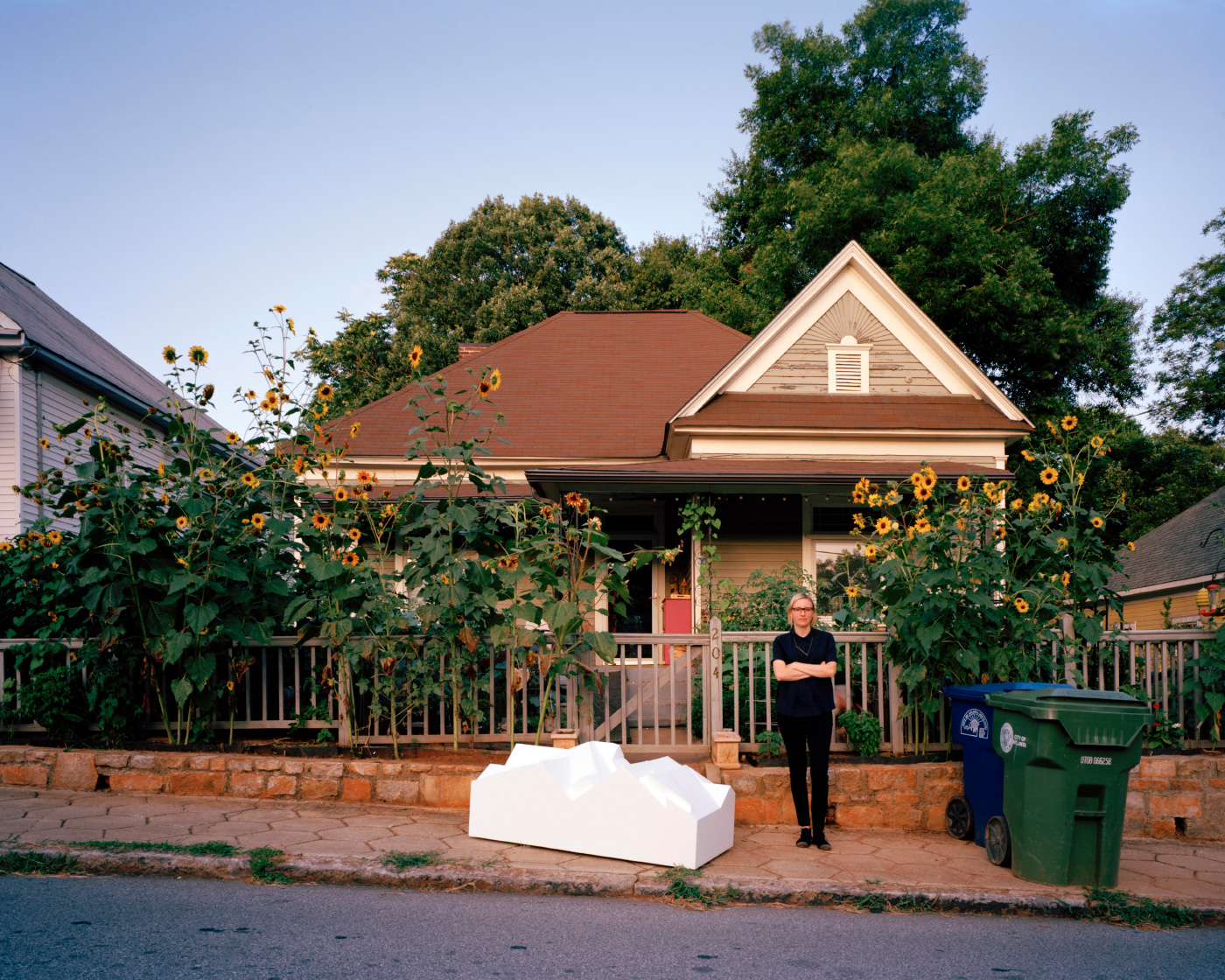 詹妮弗·邦纳和人行道上的山墙房屋模型的照片