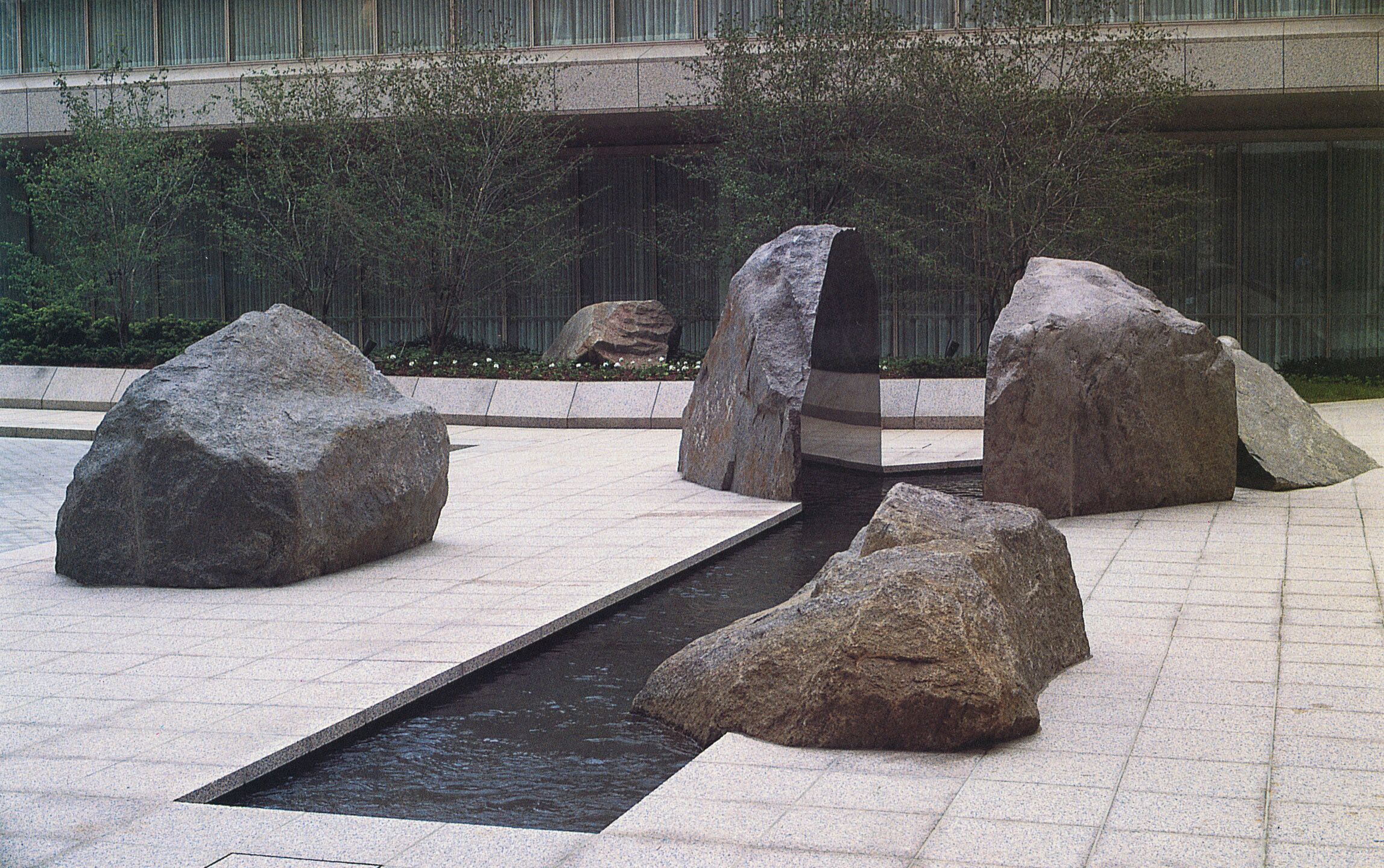 马拉巴尔雕塑的外部照片，分裂的花岗岩岩石，在一个现代主义庭院