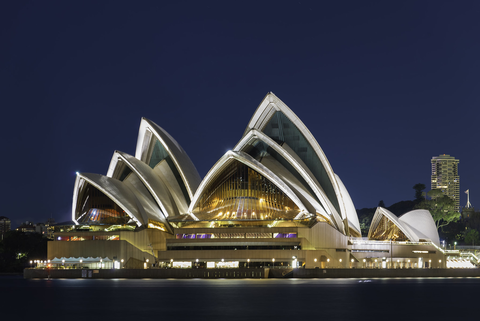 悉尼歌剧院在夜晚灯火通明