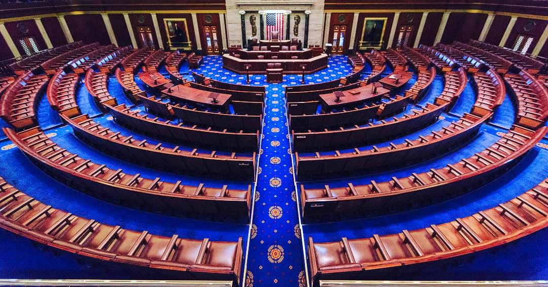 众议院内部，围绕着讲台的圆形长椅