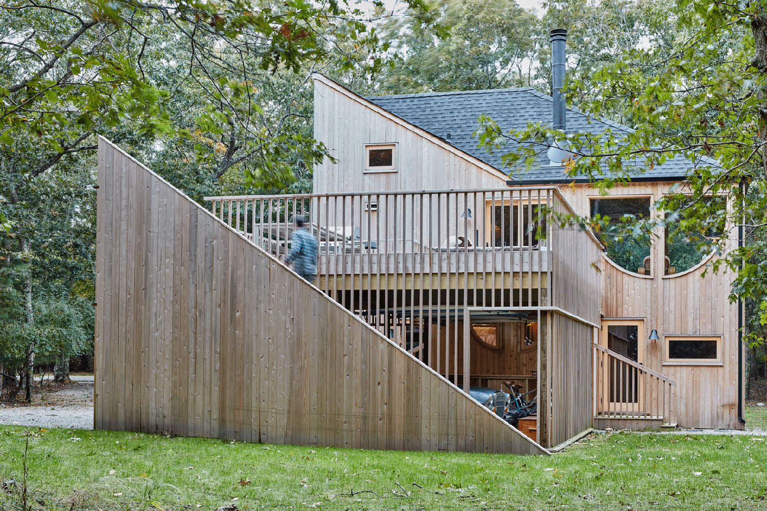 Andrew Geller设计的木质建筑和周围的景观