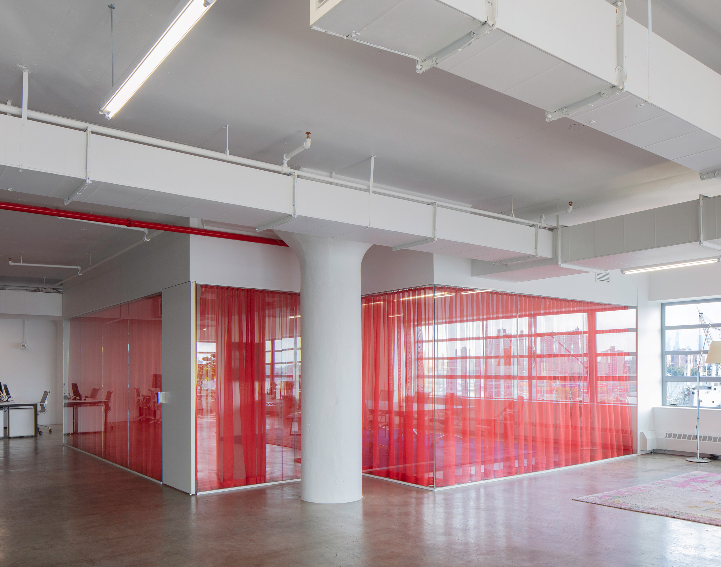 Inaba williams设计的带有玻璃墙的办公室内景照片