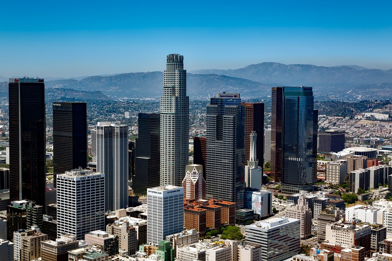 洛杉矶的天际线在山的背景下，AIA 2020年会将在这里举行