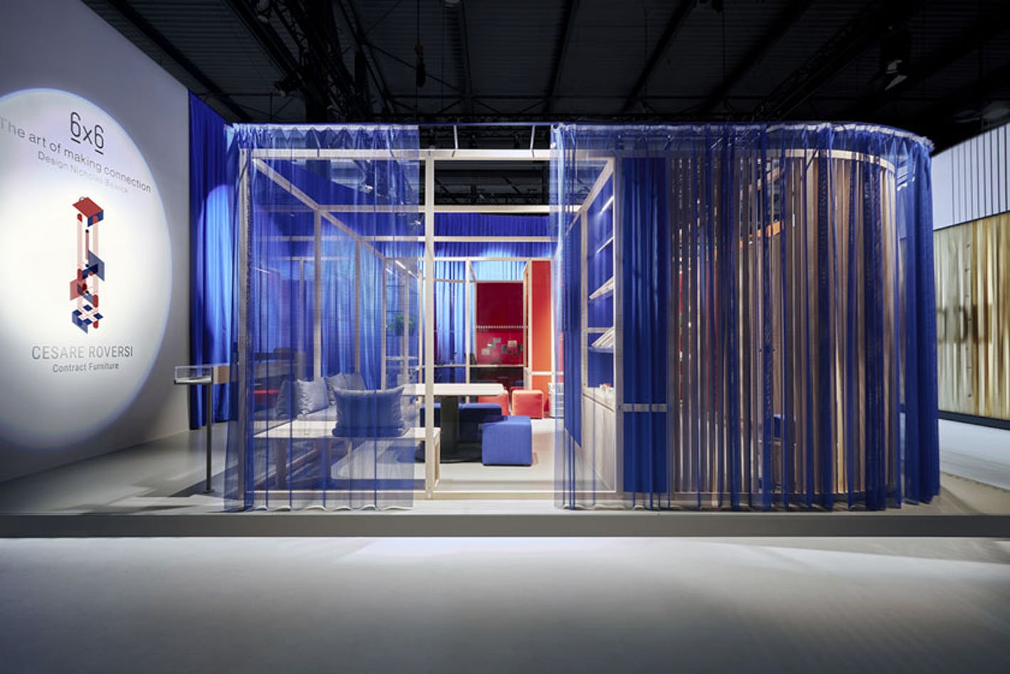 客厅画廊装置被半透明的蓝色织物包围