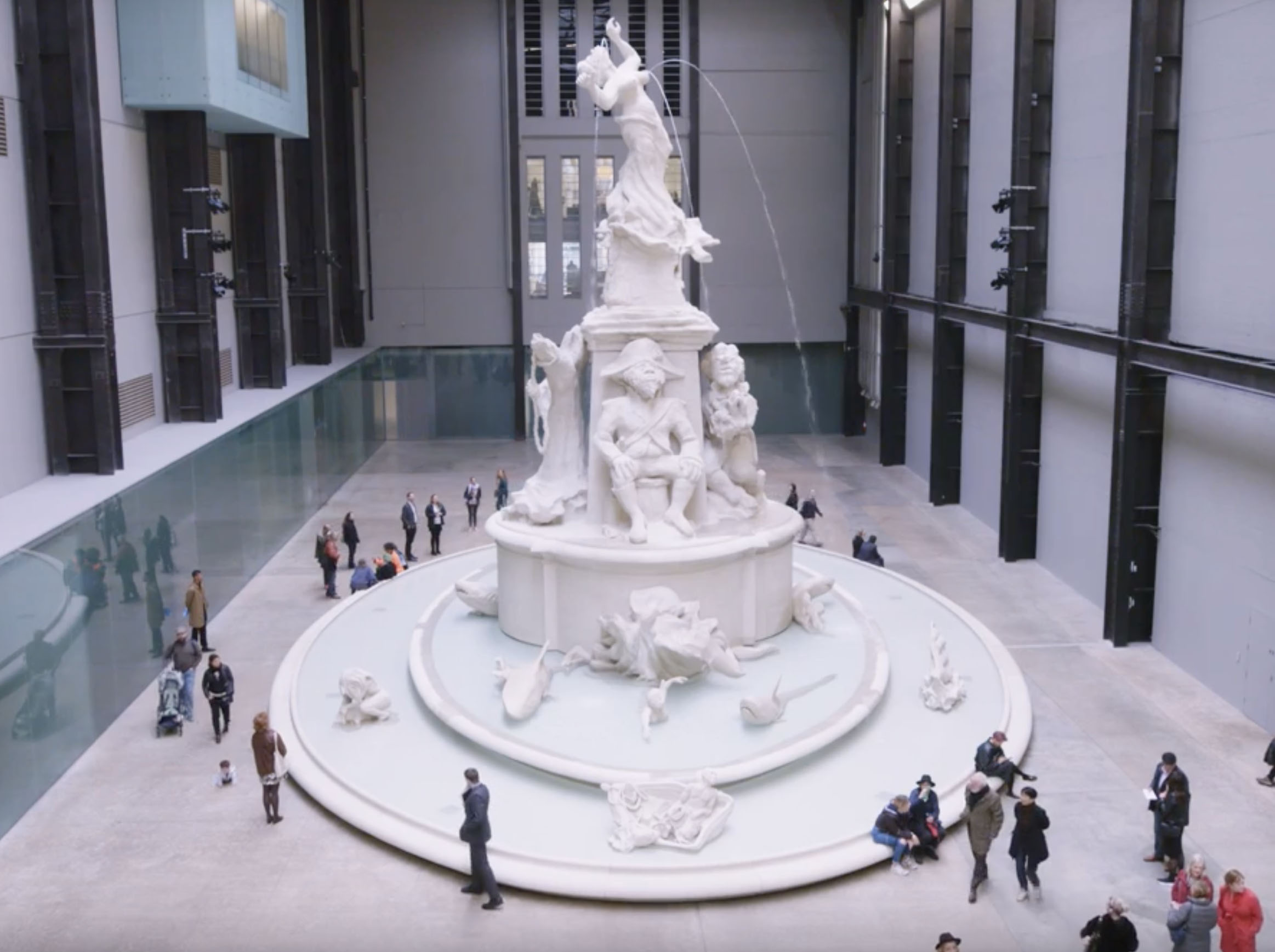 卡拉·沃克设计的大型单色雕塑展览空间