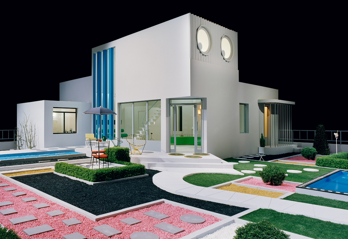 一个现代主义的房子的外观与色彩缤纷的庭院，从雅克塔蒂电影