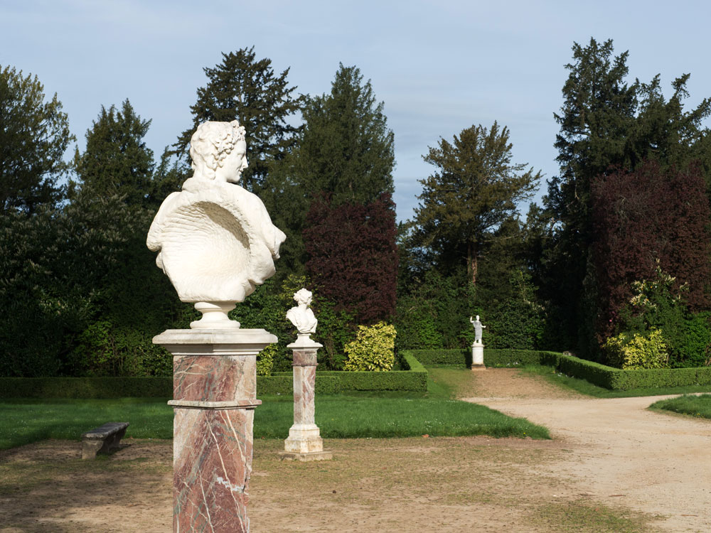 凡尔赛宫景观公园里的白色雕像