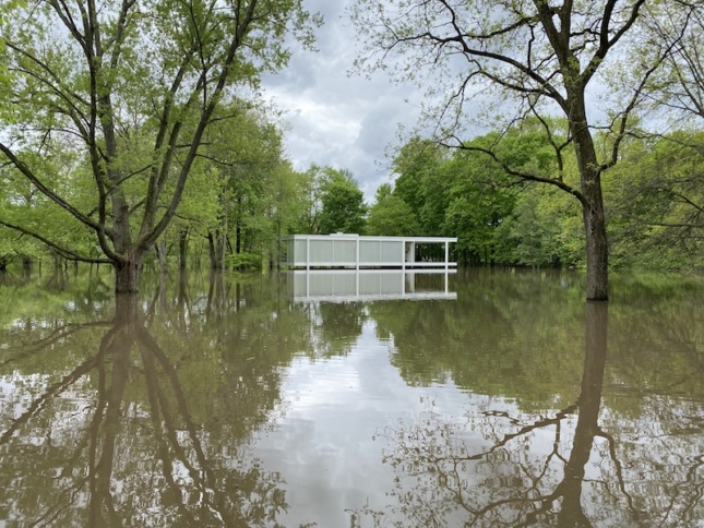 伊利诺斯州法恩斯沃斯的房子被洪水包围
