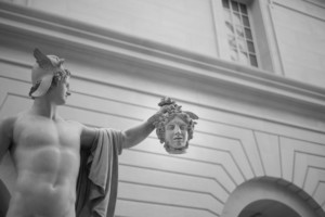在现已关闭的大都会艺术博物馆里，帕尔修斯抱着美杜莎的头的雕像