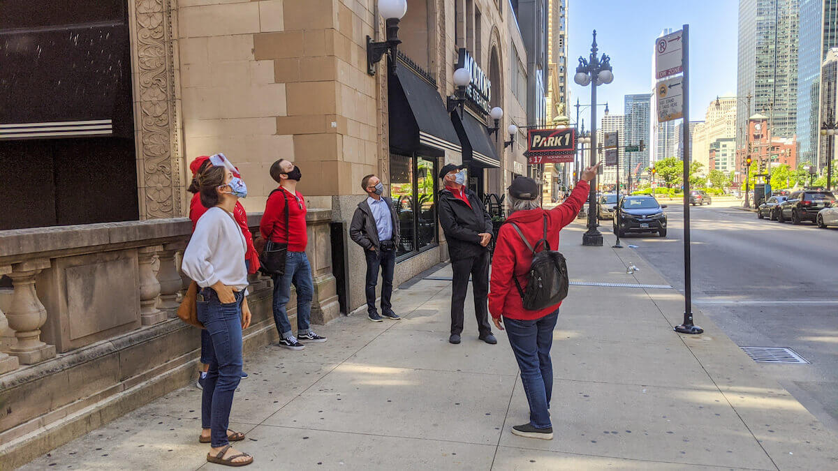 一群人参加了芝加哥的建筑徒步游