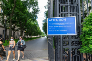 哥伦比亚大学的一个标志解释说，由于冠状病毒，它已经关闭，许多建筑学院也是如此