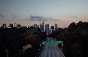 在新冠肺炎大流行期间，一条空荡荡的洛杉矶高速公路，Héroe项目将试图阻止这种情况