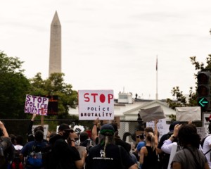 抗议者游行反对种族不平等，背景是华盛顿纪念碑