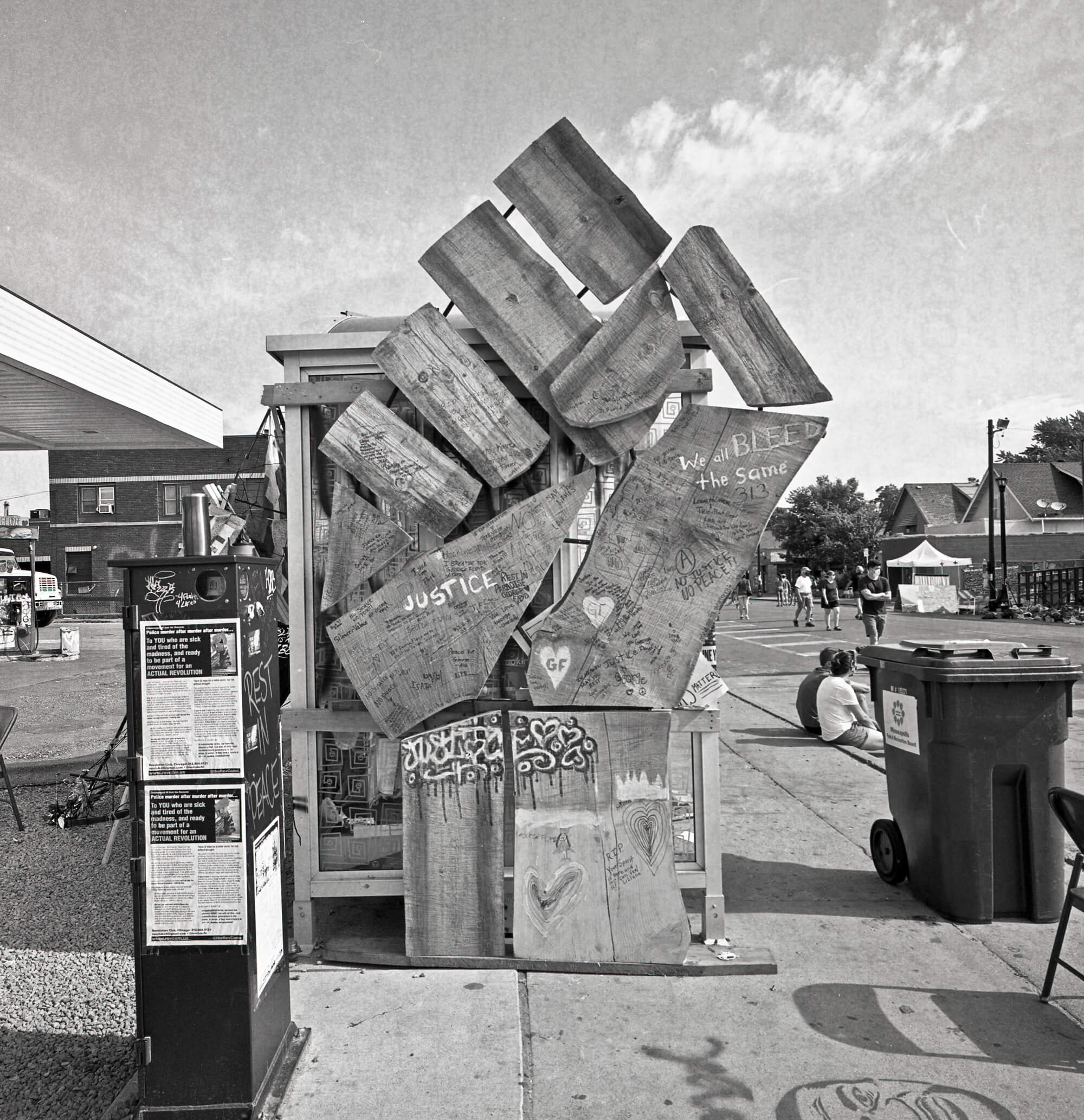明尼阿波利斯的木制拳头雕塑，向乔治·弗洛伊德致敬