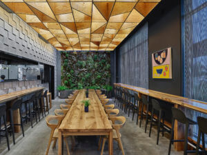 一家由马龙·布莱克韦尔(Marlon blackwell)设计的拉面餐厅，天花板是胶合板