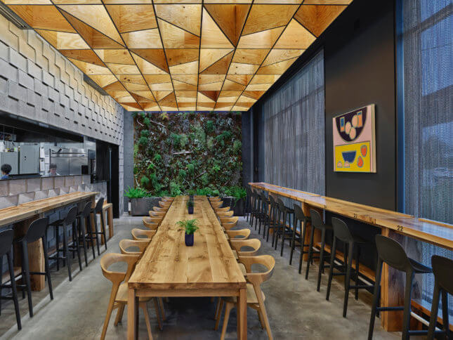 马龙·布莱克威尔(Marlon blackwell)设计的拉面餐厅，天花板是胶合板