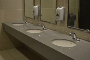 公共厕所将必须配备新的非接触式技术，如传感器水龙头和自动门，以防止细菌传播，并可能防止冠状病毒的第二波传播。