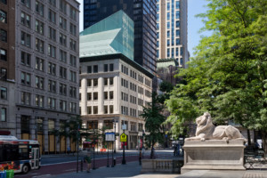 纽约公共图书馆的艺术建筑与铜绿色的顶部