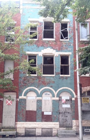 在巴尔的摩的出租车卡洛威房子，一个破旧的红蓝排住宅