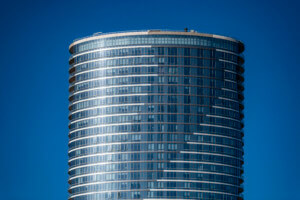 椭圆公寓大楼的图片由Arquitectonica设计