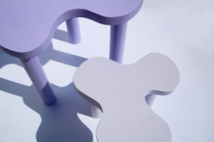 紫色矮桌子的照片