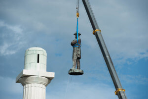 一座邦联纪念碑正在被拆除