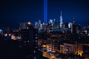 在曼哈顿天际线的灯光下的致敬照片