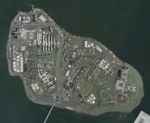 雷克岛的航拍图，显示了不同的监狱建筑