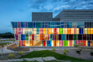 奥马哈退伍军人机动护理中心的彩色玻璃墙