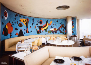 酒店餐厅里的彩色壁画