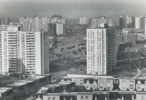 安大略公共住房开发的黑白照片，是塔更新伙伴关系的一部分