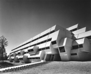 北卡罗莱纳州现代主义保罗鲁道夫建筑的B&W照片，巴勒斯威康公司总部