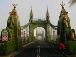 一个骑自行车的人从伦敦的汉默史密斯桥出来
