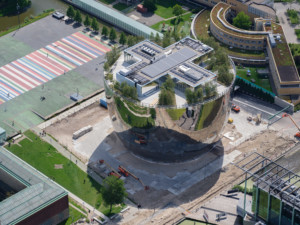 荷兰镜面碗形建筑的鸟瞰图