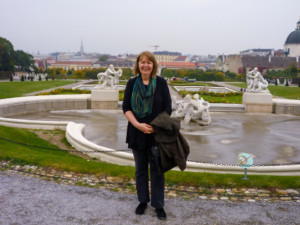 黛博拉·迪奇，一个站在喷泉前的女人