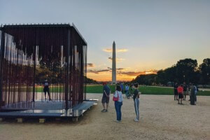 社会的牢笼，华盛顿纪念碑前的纪念碑