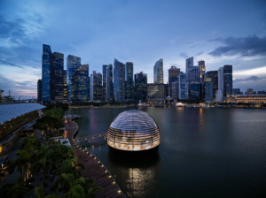 新加坡天际线前漂浮的苹果店圆顶
