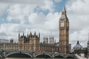 伦敦大本钟的照片，不是英国住房的例子