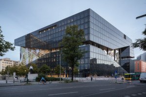 全新的axel施普林格大楼，黑色玻璃与穿过中心的白色中庭